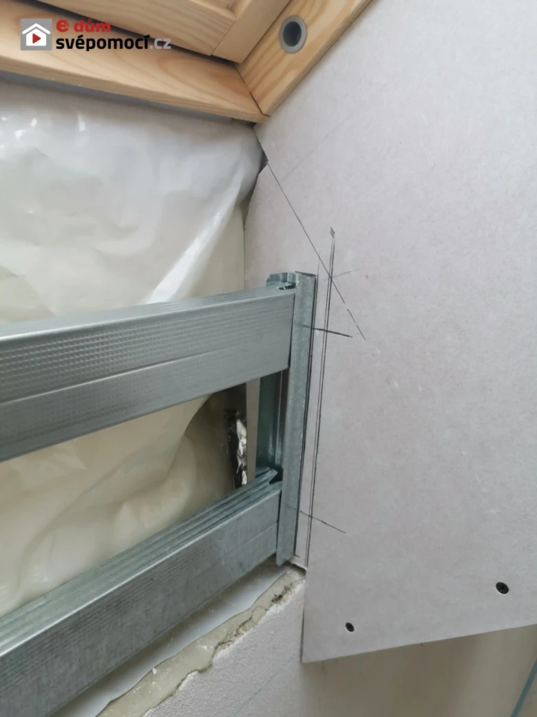 Detailní pohled na montáž sádrokartonu v rohu okna.