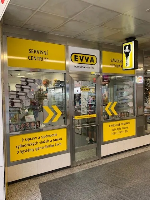 Výloha zámečnictví s reklamou na opravy klíčů a výrobu v Praze.