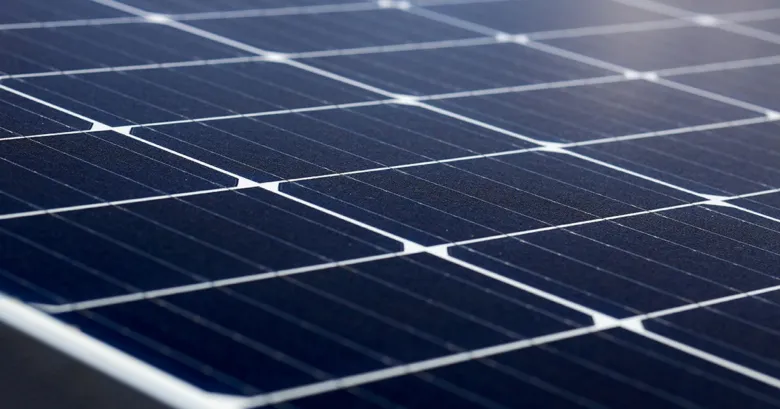 Detailní záběr na modrou fotovoltaickou solární panelovou desku.