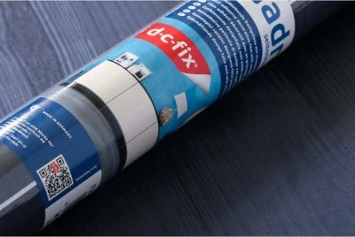 Role samolepící tapety v balení značky dc-fix.