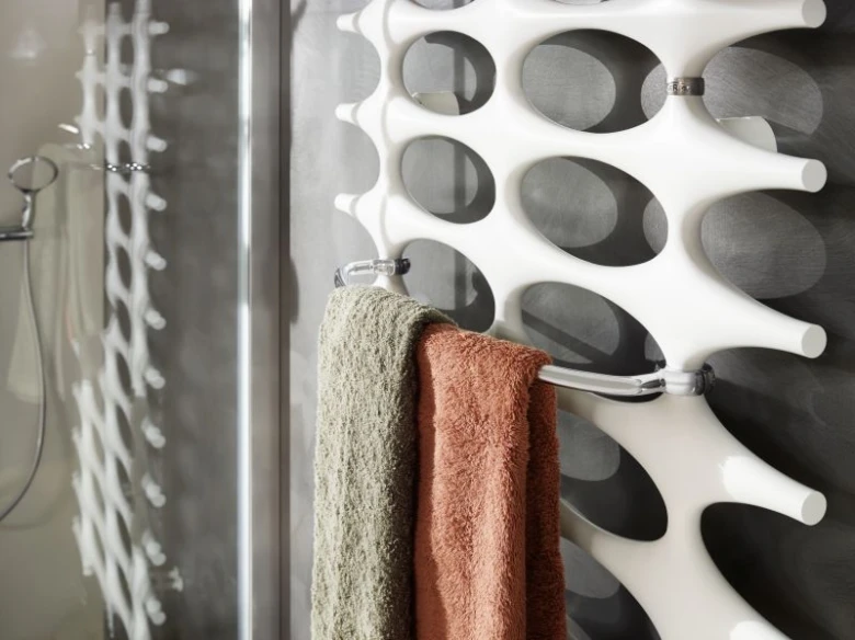 Modern design topný žebřík s ručníky v koupelně.