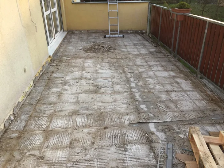 Připravená betonová terasa pro rekonstrukci na balkóně.
