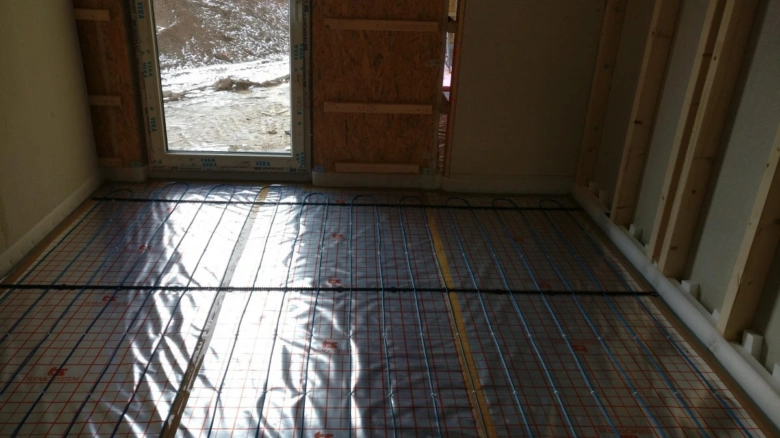 Instalace podlahového vytápění v dřevostavbě při stavbě svépomocí