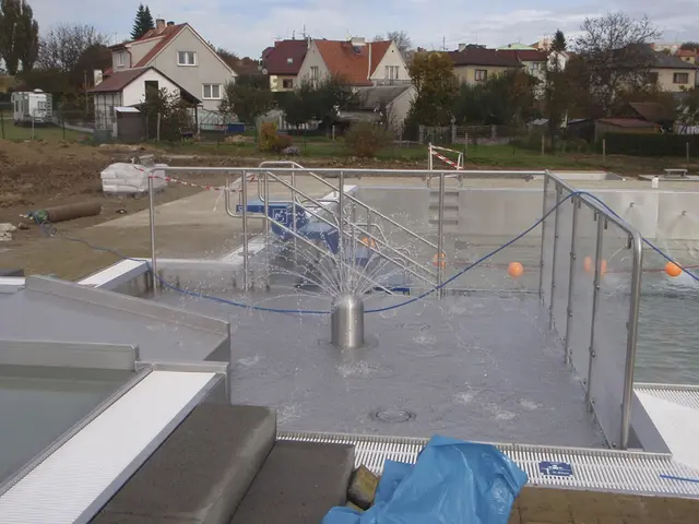 Nové venkovní bazén ve výstavbě s fontánou uprostřed v obci Velešíně.