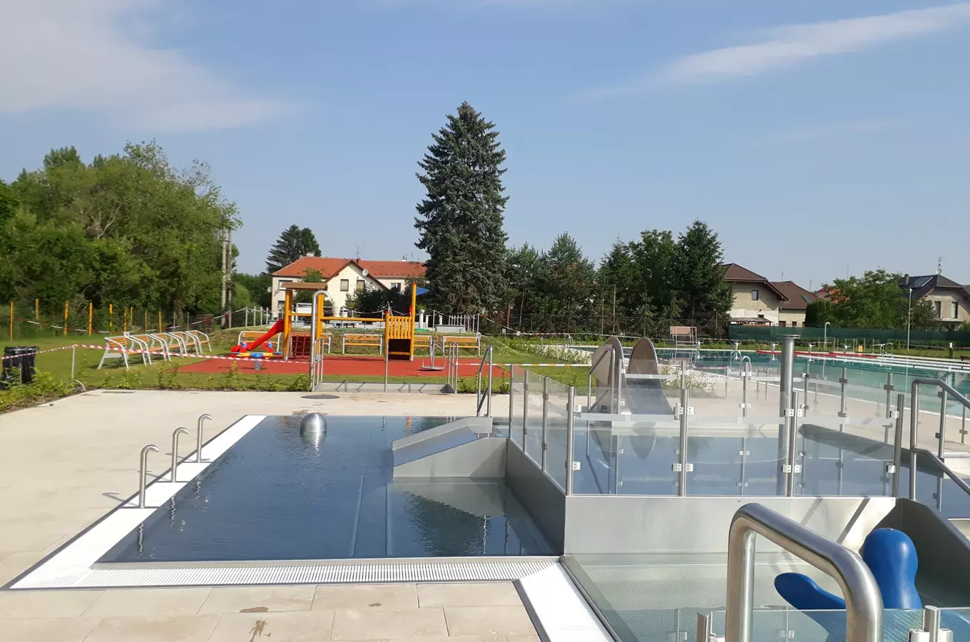 Venkovní plavecký bazén s dětskou hřištěm ve Vrahovicích.