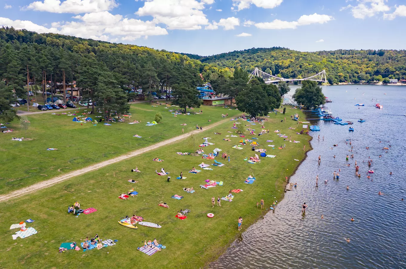 Kempování na břehu s koupáním v Vranovské přehradě