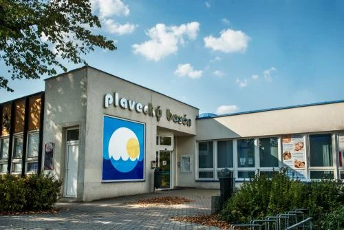 Vstup do plaveckého bazénu v České Třebové s logem na fasádě.