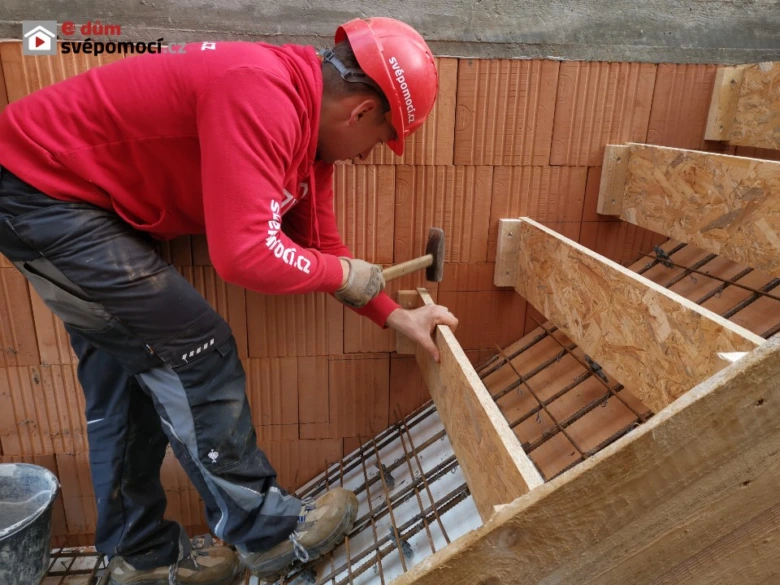 Stavebník montuje dřevěnou opalubování pro betonové schodiště