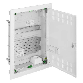 Vnitřek otevřené elektrické rozvodnice s montážními lištami a kontakty.
