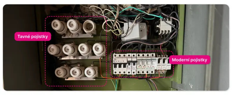 Porovnání starých a nových pojistek v elektrickém rozvaděči.
