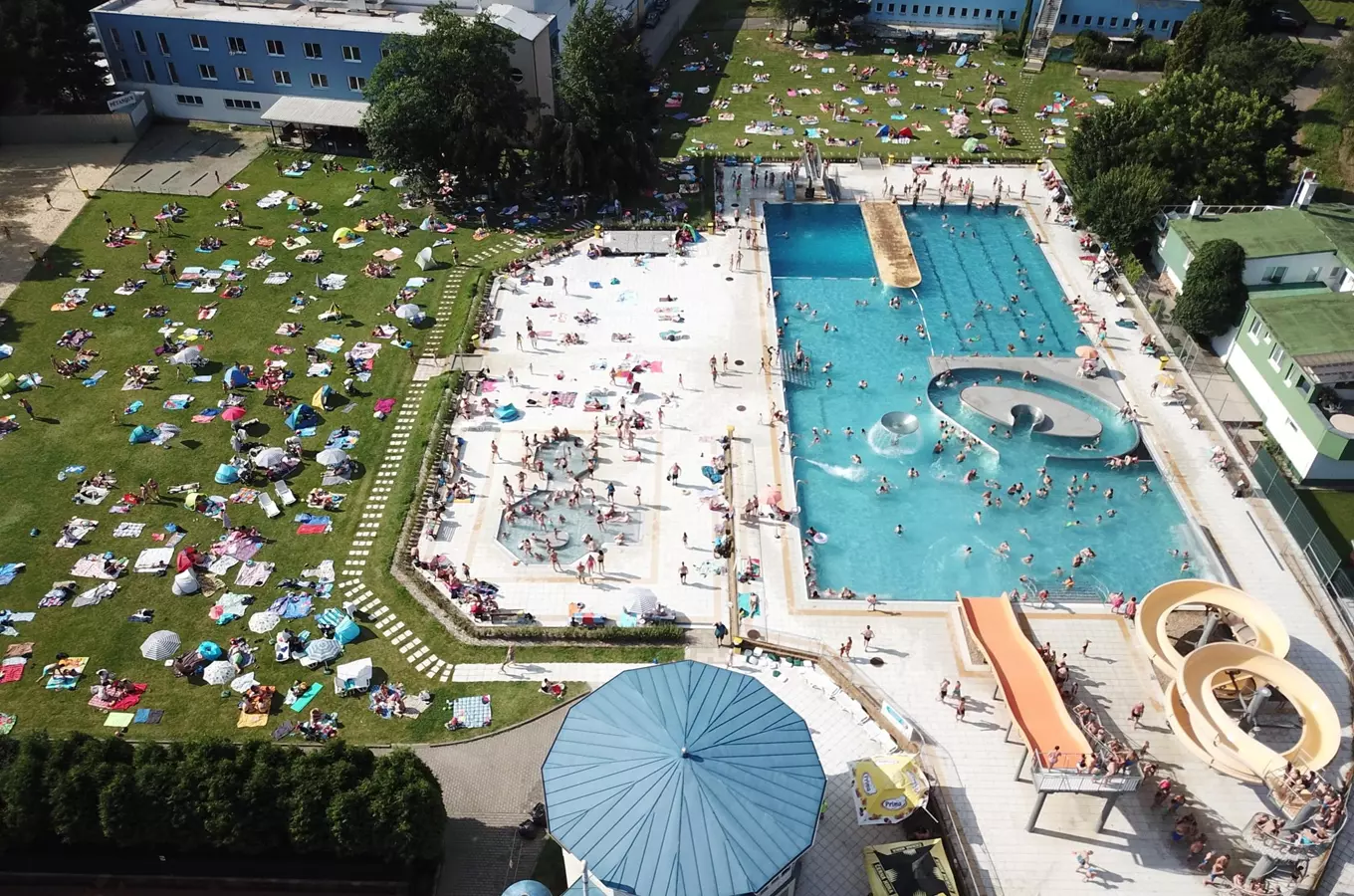 Pohled z výšky na aquapark v Blanšce s bazény a skluzavkami.