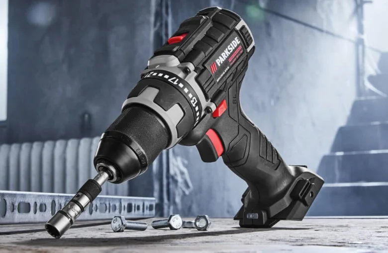 Bezdrátový ráčna nářadí značky Parkside s příslušenstvím.
