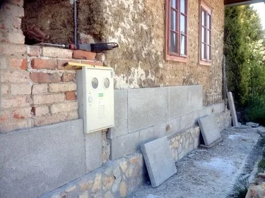 Zateplení soklu betonovými panely proti vlhkosti.