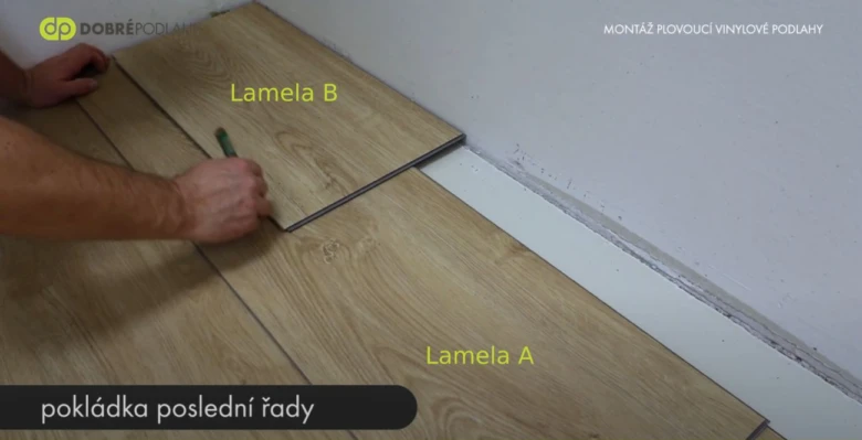 Montáž plovoucí podlahy - řezání poslední řady lamel.