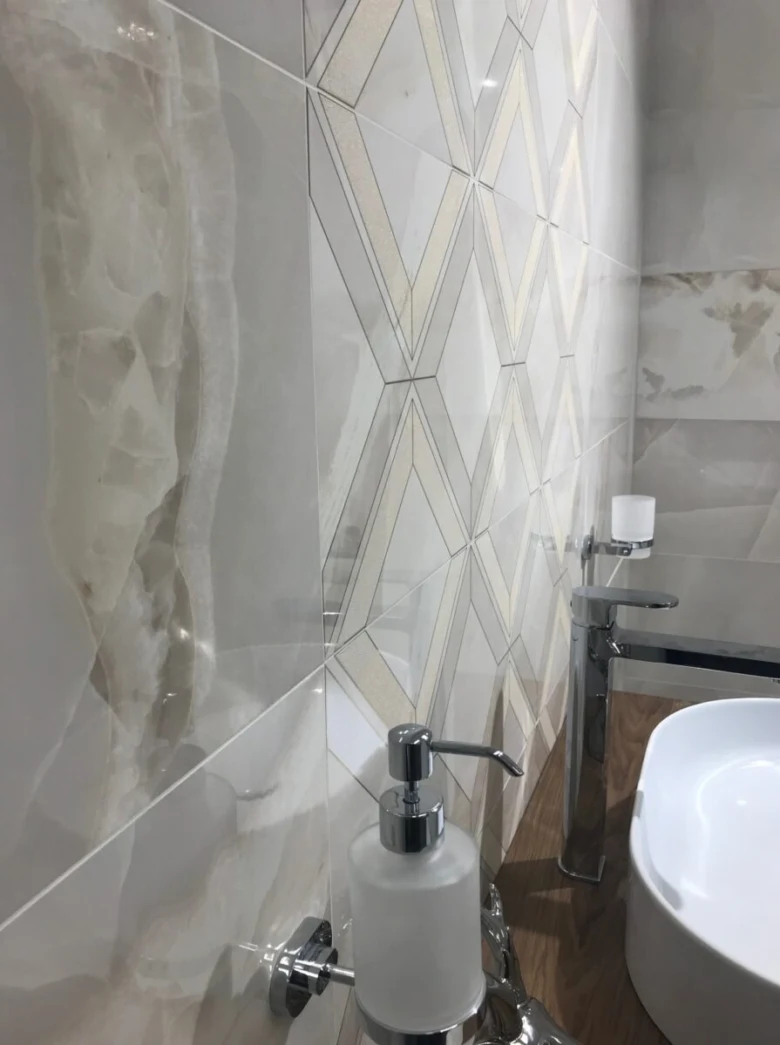 Moderní koupelna s mramorovými dlažbami, dřevěnými prvky a designem.