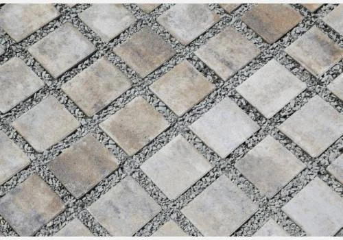 Betonové zatravňovací kostky s kamenným záplatem pro propustnost vody.