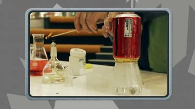 Výroba vodíku v laboratoři s použitím zkumavky a zápalky.