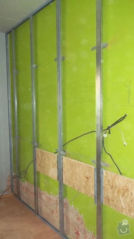 Zelené minerální podhledy v kovovém rámu při instalaci