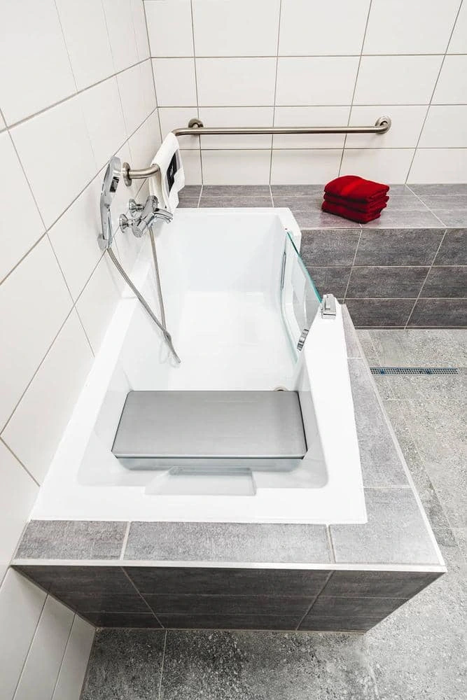 Bílá vana s dvířky pro seniory a handicapované