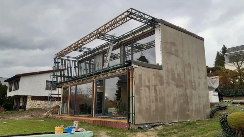Stavba domu z kontejnerů s instalací oken a rámu.