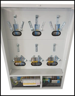 Vnitřní část elektrického rozvaděče s jističi a sběrnými lištami.