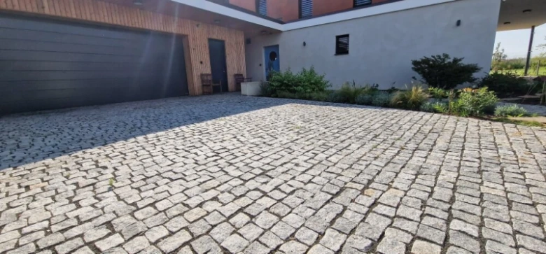 Základní plocha s pokládkou zámkové dlažby na svahu.