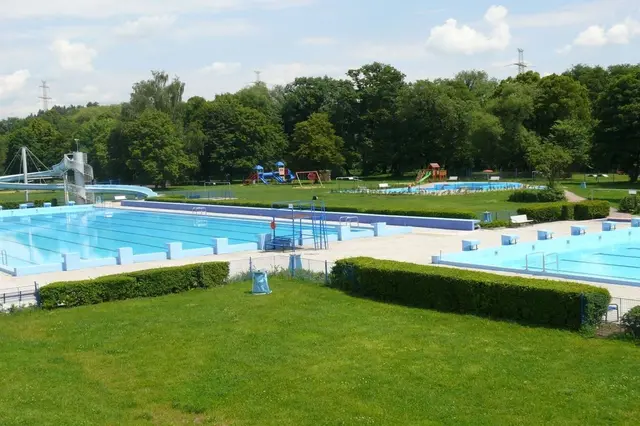 Venkovní bazény s dětským hřištěm v parku Chomutov