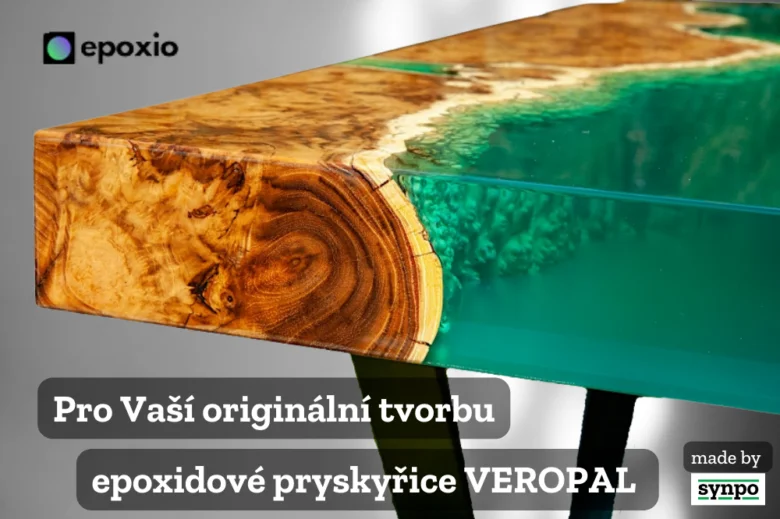 Detail dřevěného stolu s pryskyřicí na hrani