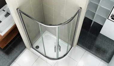 Modern sprchový kout bez vaničky s obloukovým skleněným dveřmi.