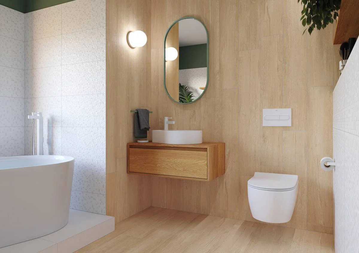 Koupelna s obklady imitující dřevo u umyvadla a WC.