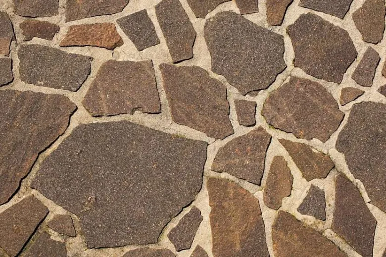 Kamenné dlaždice pro podlahu v pergole s přírodním vzorem.