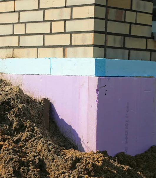 Fialová izolace na základě budovy proti vlhkosti.