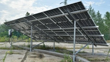 Fotovoltaické panely s optimálním sklonem na pozemkové instalaci venku.