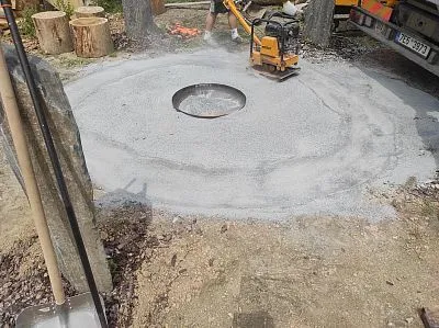 Příprava podkladu pro pokládku dlažby na svažitém terénu.