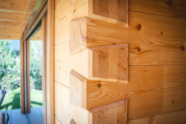 Detail zúby stavebního rohu v moderním roubeném domě.
