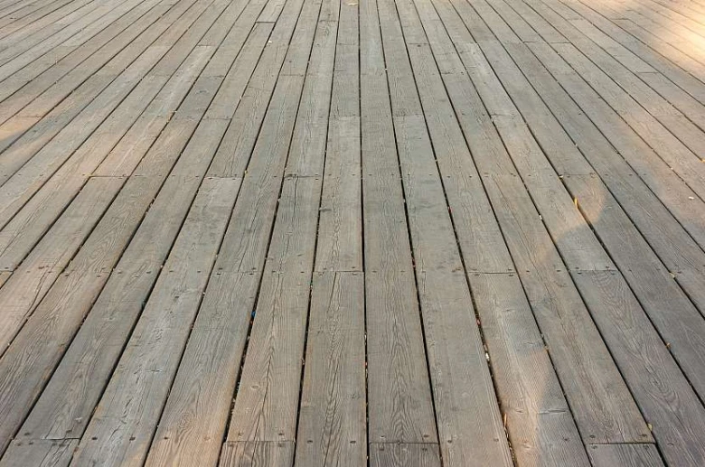 Vybudovaná dřevěná terasa s prkny na zahradě.