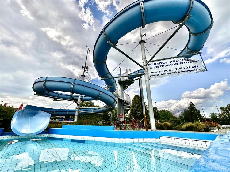 Modré vodní skluzavky vedou do bazénu v aquaparku Hustopeče.