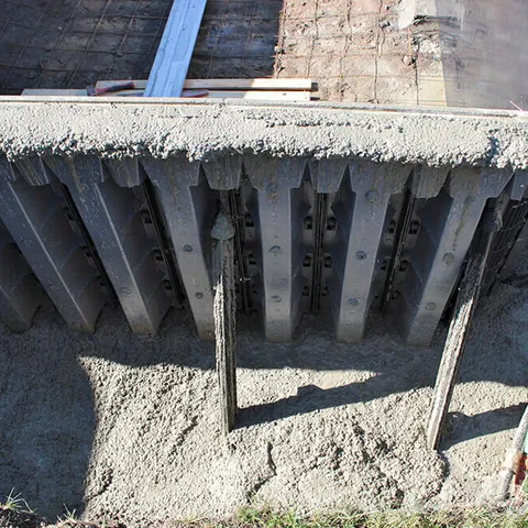 Ztracené bednění pro bazénové schody s čerstvou betonovou směsí.