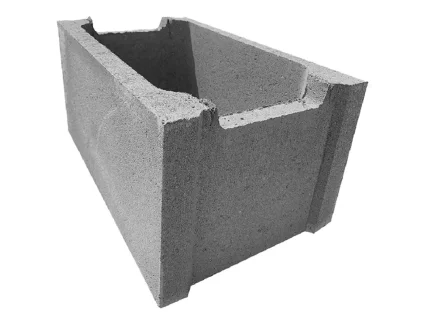 Šedý betonový blok ztraceného bednění na bílém pozadí.