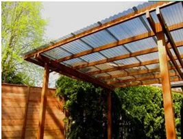 Dřevěná pergola s montovanou průsvitnou střechou.