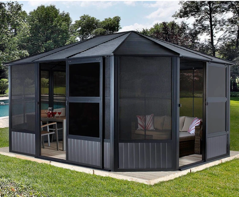 Černá zahradní pergola s mřížovými stěnami a nábytkem u bazénu.