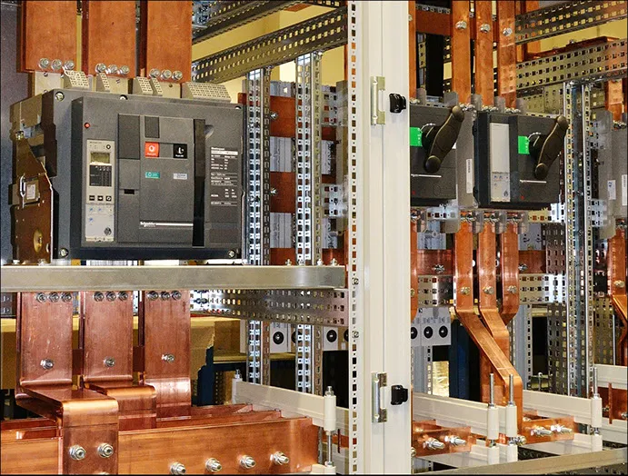 Kabely a přepínače v elektrickém rozvaděči pro elektroinstalaci.