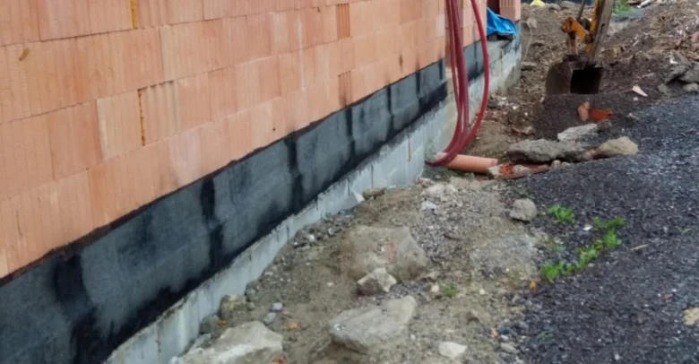 Detail zpětného spoje s hydroizolační fólií před zdivem.