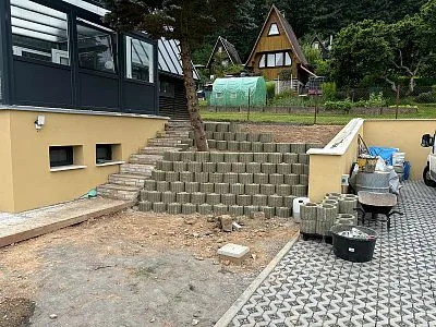 Položení dlažby na svahu s použitím betonových kostek.
