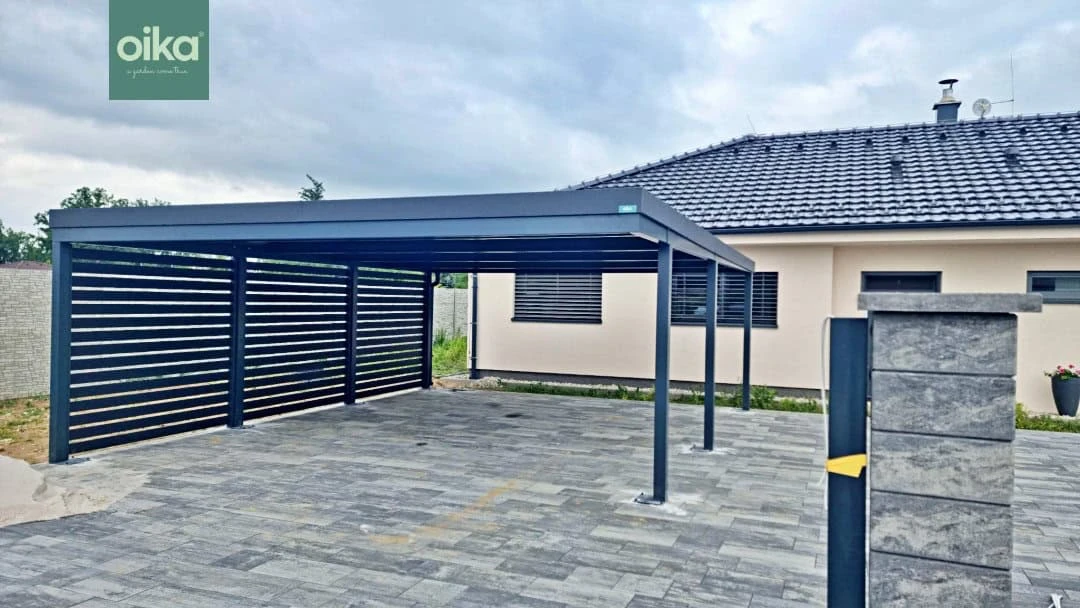 Moderní kryté stání pro dvě auta s tmavě modrou konstrukcí.