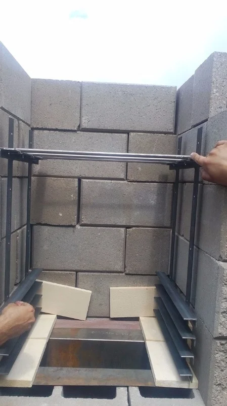 Stavba zděné udírny s instalací kovových nosníků.