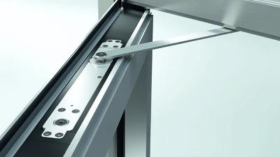 Detailní pohled na kovový úchytný mechanismus pro požární dveře.