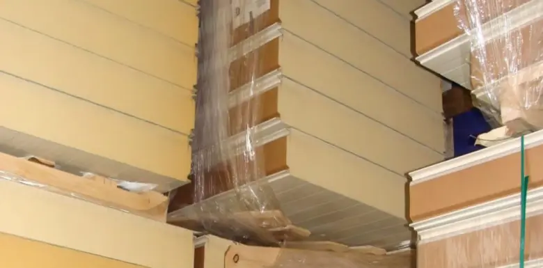 Skládané desky tepelně izolačního materiálu typu PIR.