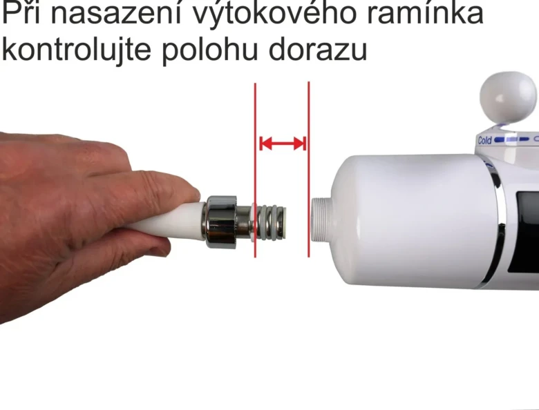 Ruční nasazování výtokového ramínka vodovodní baterie s ohřevem vody.