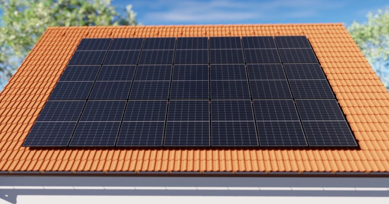 Fotografie fotovoltaických panelů na střeše rodinného domu.